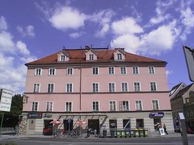 Platzseitige Ansicht (Foto AGIS( - 2002