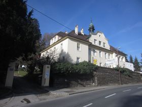 Hauptfassade mit Glockenturm - 2019