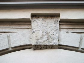 Schlussstein 1637 am Torbogen - 2013