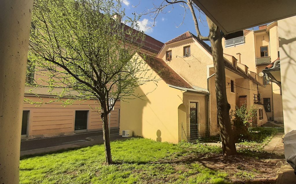 Datei:Kleegasse 1, Grünfläche.jpg