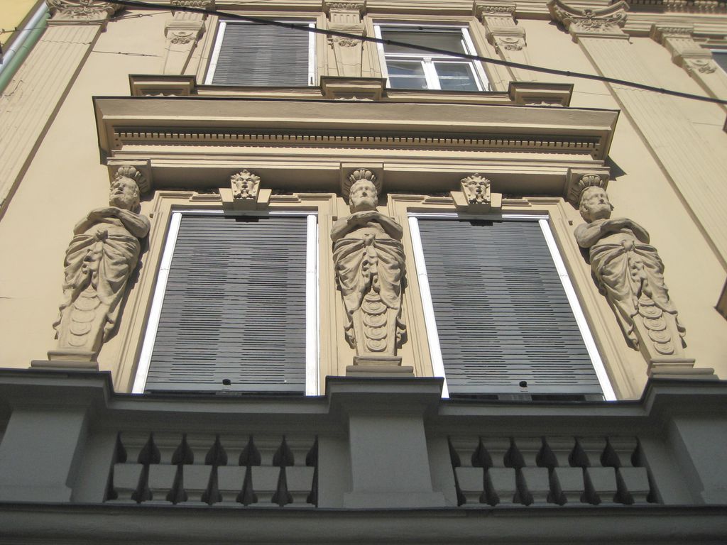Datei:Leonhardstraße 69, Fassadendetail.jpg