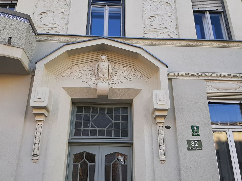 Datei:Wielandgasse 32, Portal mit Eule.jpg